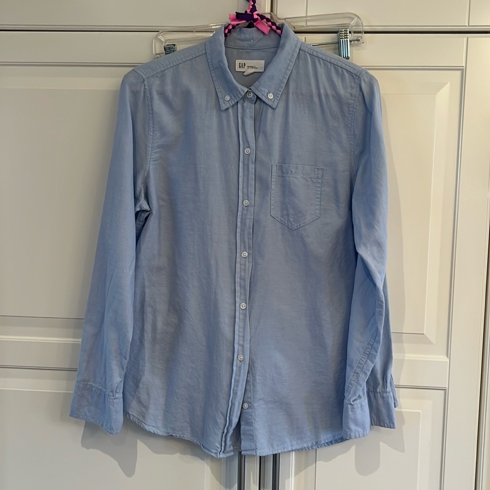 Gap medium light blue boyfriend fit button down long sleeve shirt